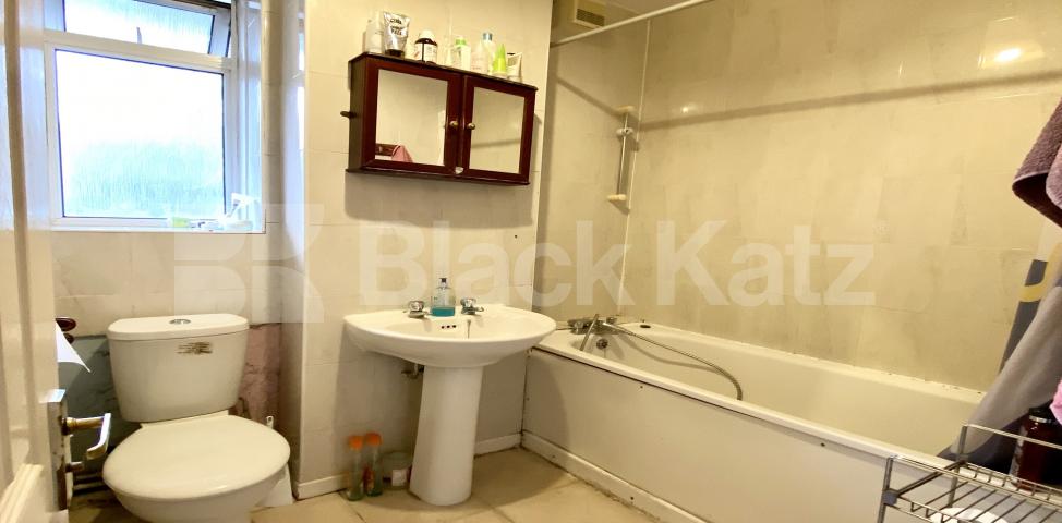 			LET , 4 Bedroom, 1 bath, 1 reception Bungalow			 Browning Street, Elephant & Castle